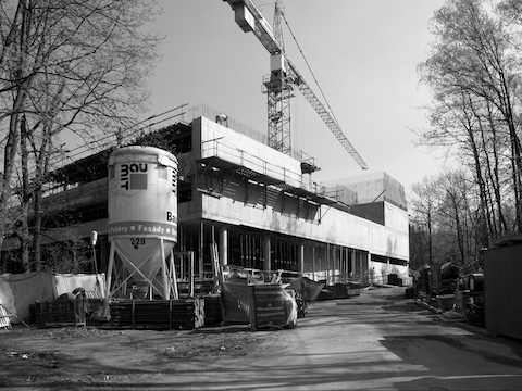 Historický pohled na budovu L během její stavby