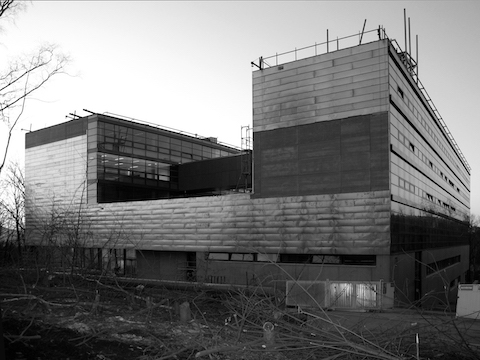 Historický pohled na budovu L během její stavby