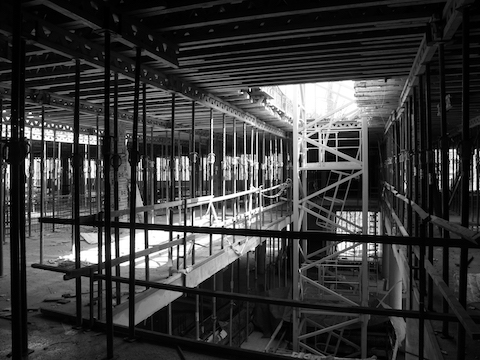 Historický pohled na budovu L během její stavby