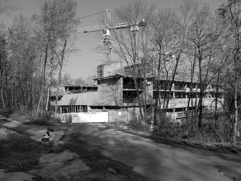 Historický pohled na budovu L během její stavby