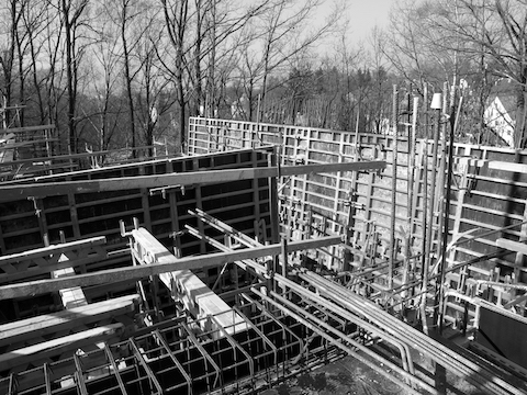 Historický pohled na budovu L během její stavby