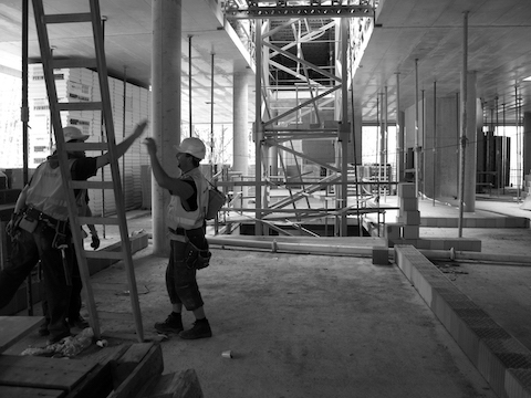 Historický pohled na budovu L během její stavby