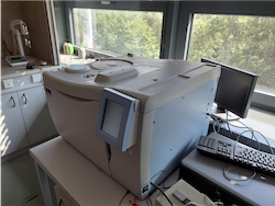 Plynový chromatograf s přímým vstupem a FID + TCD detektorem