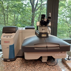 Ramanův mikroskop (Nicolet DXR Microscope, Thermo Scientific)